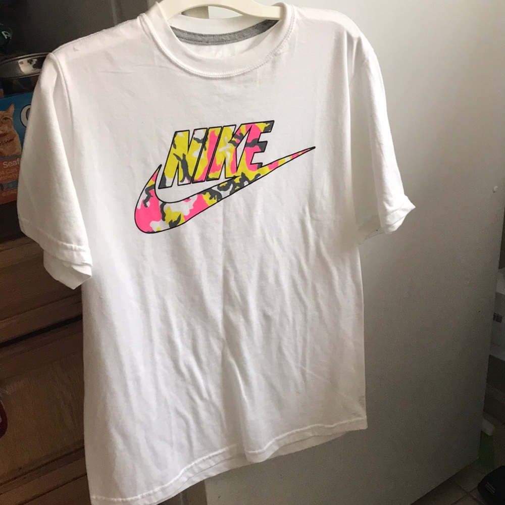White Nike T-Shirt [15$ sale]